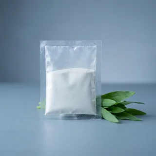 Sachê monodose de defensivo em pó ao lado de folhas verdes