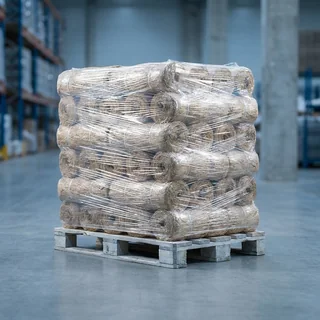 Pallet carregado de feixes de fibra embalados, empilhados de forma compacta